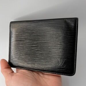 A- condition Louis Vuitton Black Epi slim CC/ID wallet - Unisex!